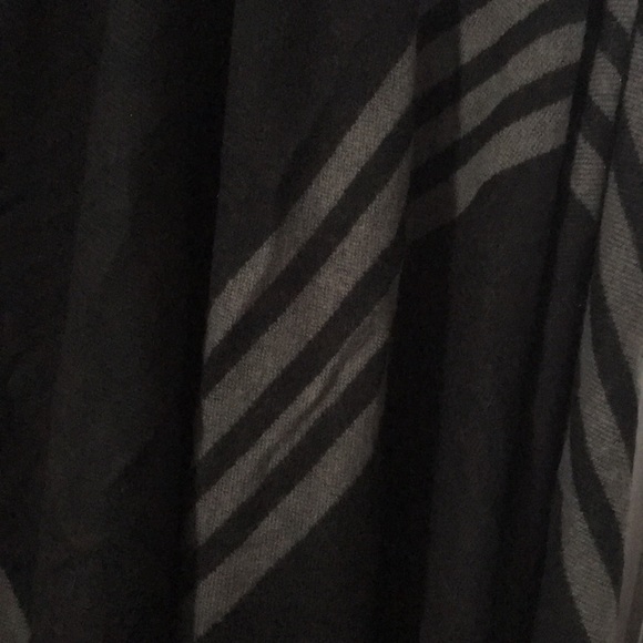 BB Dakota black poncho - Picture 3 of 3